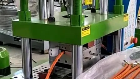 Spina di alimentazione CA CC che realizza una macchina per lo stampaggio a iniezione di plastica verticale